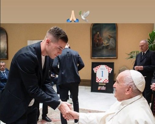Sucic estrecha la mano del papa Francisco I