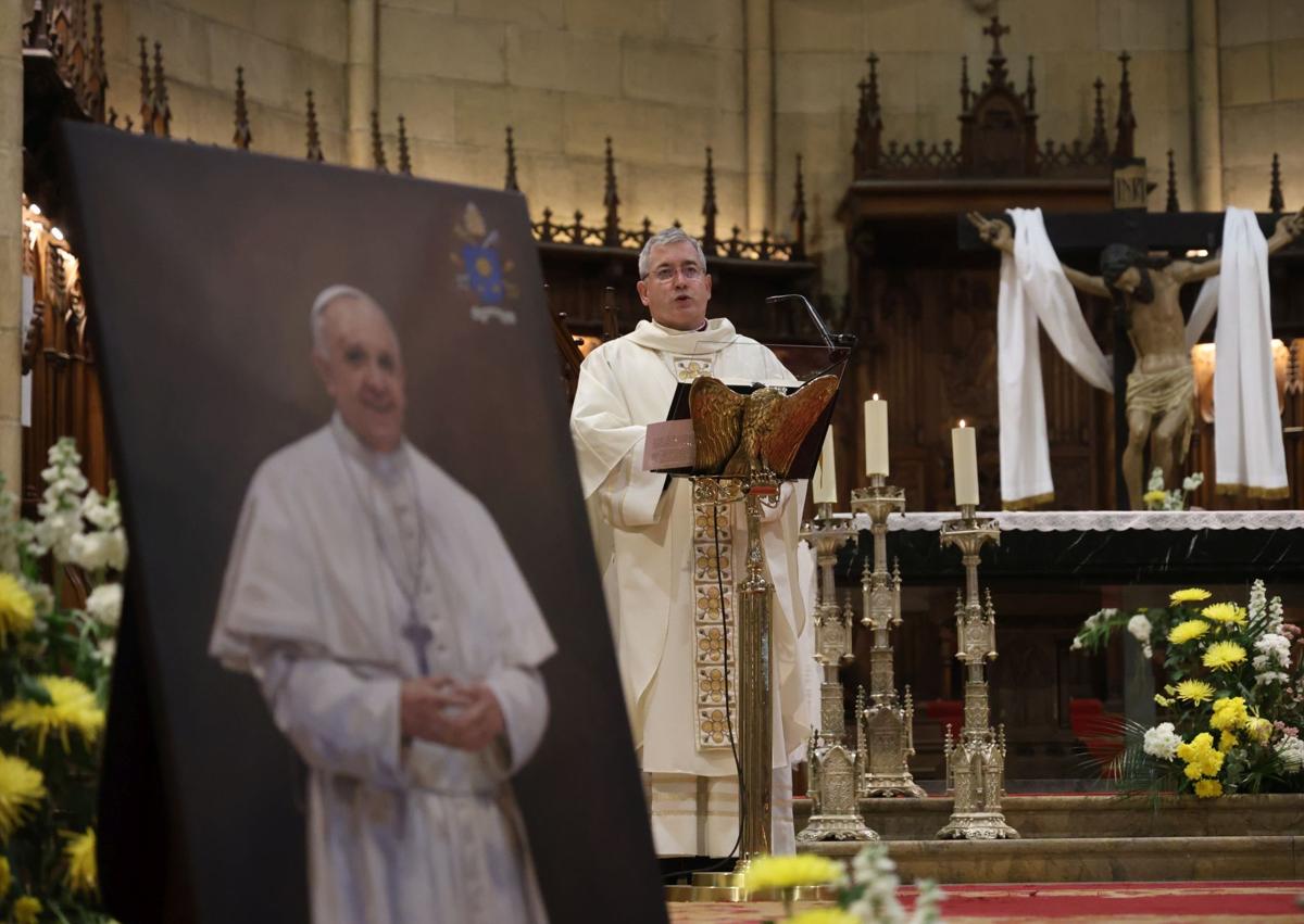 Imagen secundaria 1 - Cientos de personas se despiden del Papa Francisco en la misa del Lunes de Pascua celebrada en el Buen Pastor