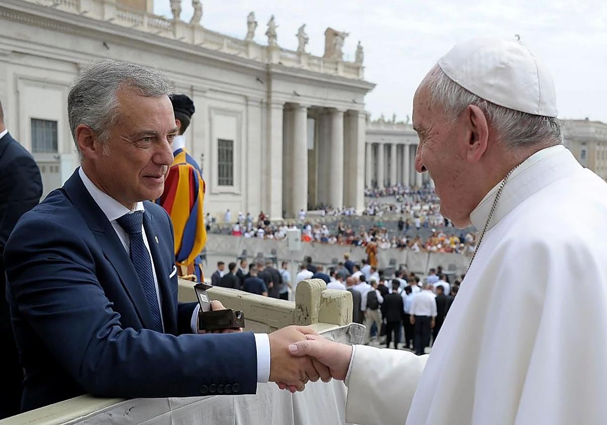 El día en el que Urkullu invitó al Papa a Euskadi y le regaló una insignia del árbol de Gernika