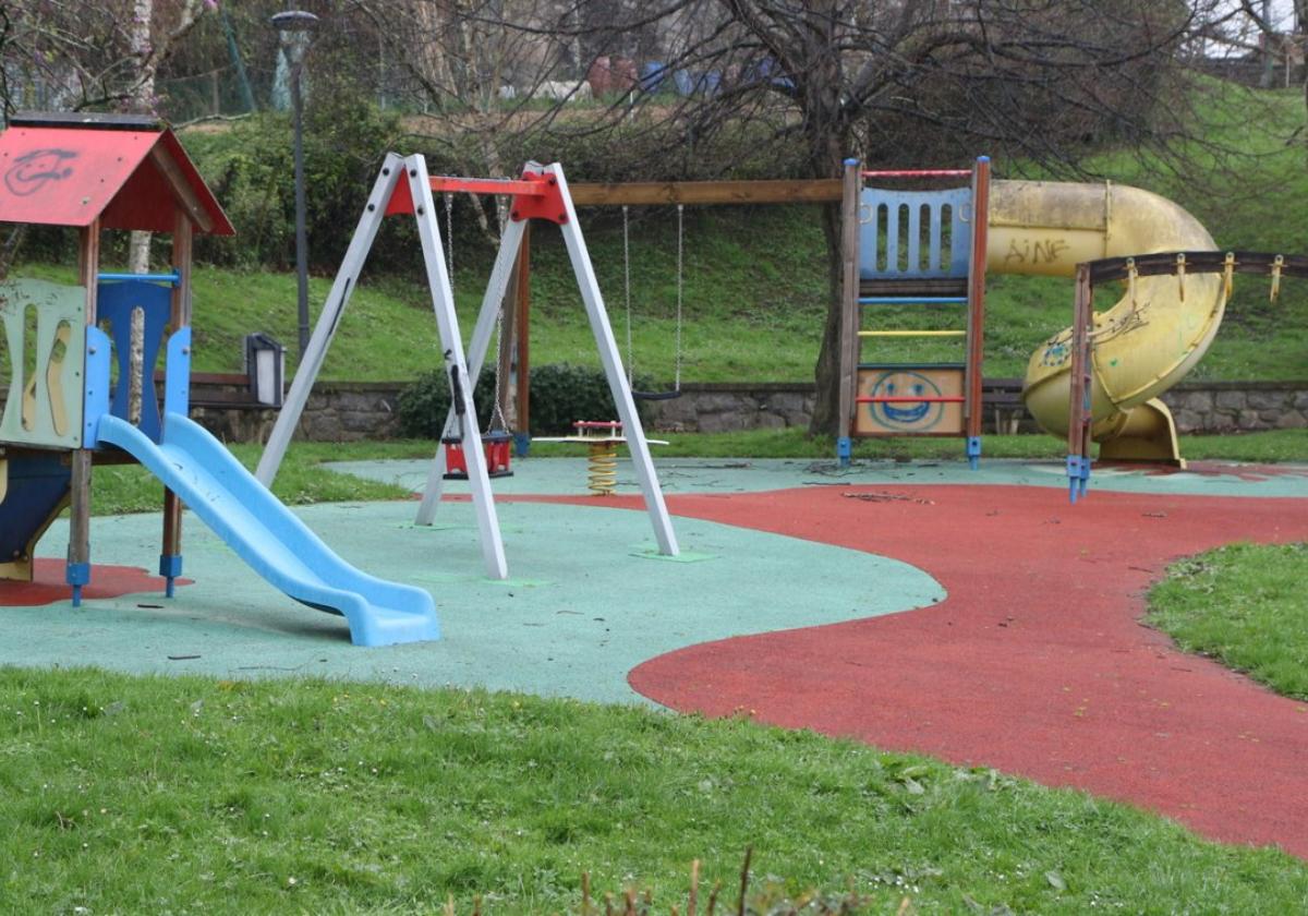 El Ayuntamiento ampliará y renovará de forma integral el parque infantil de Gaztañeta