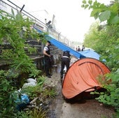 Agentes de la Guardia Municipal inspeccionan un asentamiento ilegal en la zona de Anoeta.