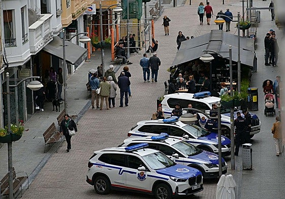 La presencia policial fue numerosa en las calles más céntricas de Eibar durante todo este lunes