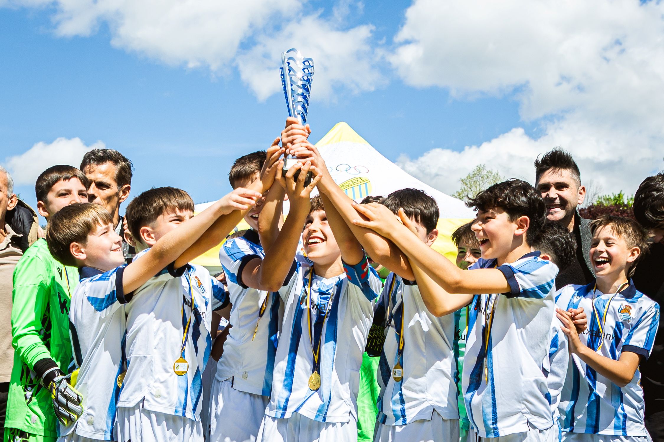 La Real, ganadora femenina y masculina del Memorial Txugi