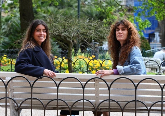 Eukene Gontan y Ageda Blasco, coordinadoras de los bloques de 'Herramientas para la vida' y 'Sexualidad' del programa TREBA de la Diputación, en la Plaza de Gipuzkoa.