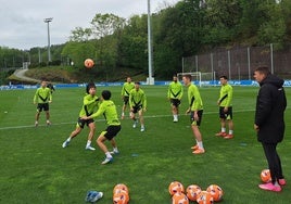 Zubimendi intenta robar el balón en el interior del rondo, esta mañana en Zubieta.