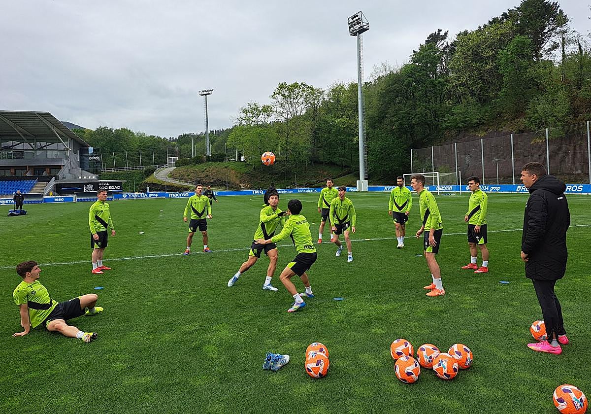 Zubimendi intenta robar el balón en el interior del rondo, esta mañana en Zubieta.