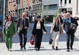 La portavoz del PNV en Madrid, Maribel Vaquero (en el centro), junto a sus compañeros parlamentarios.
