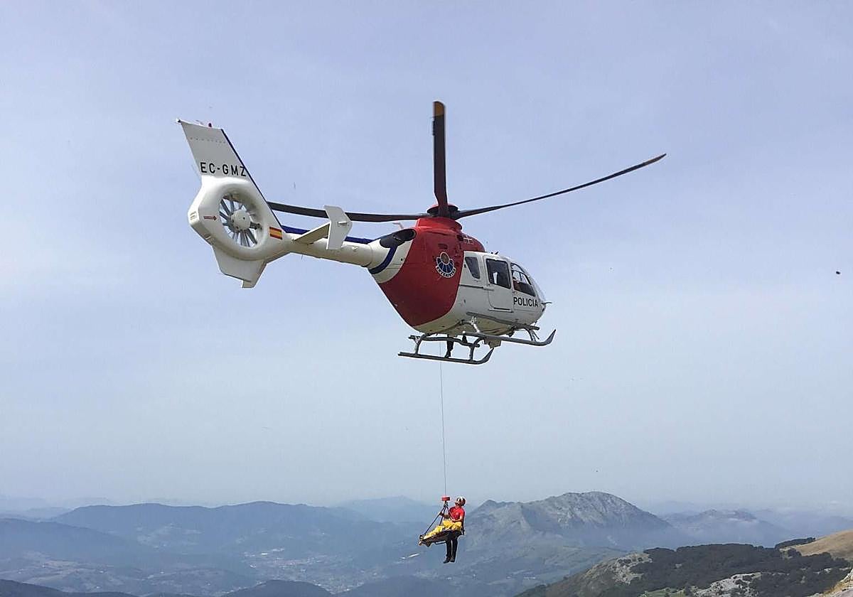 Rescatada en helicóptero en una zona de monte de Zumarraga tras sufrir ...