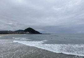 Vista de la playa donostiarra de Zurriola este martes por la mañana.
