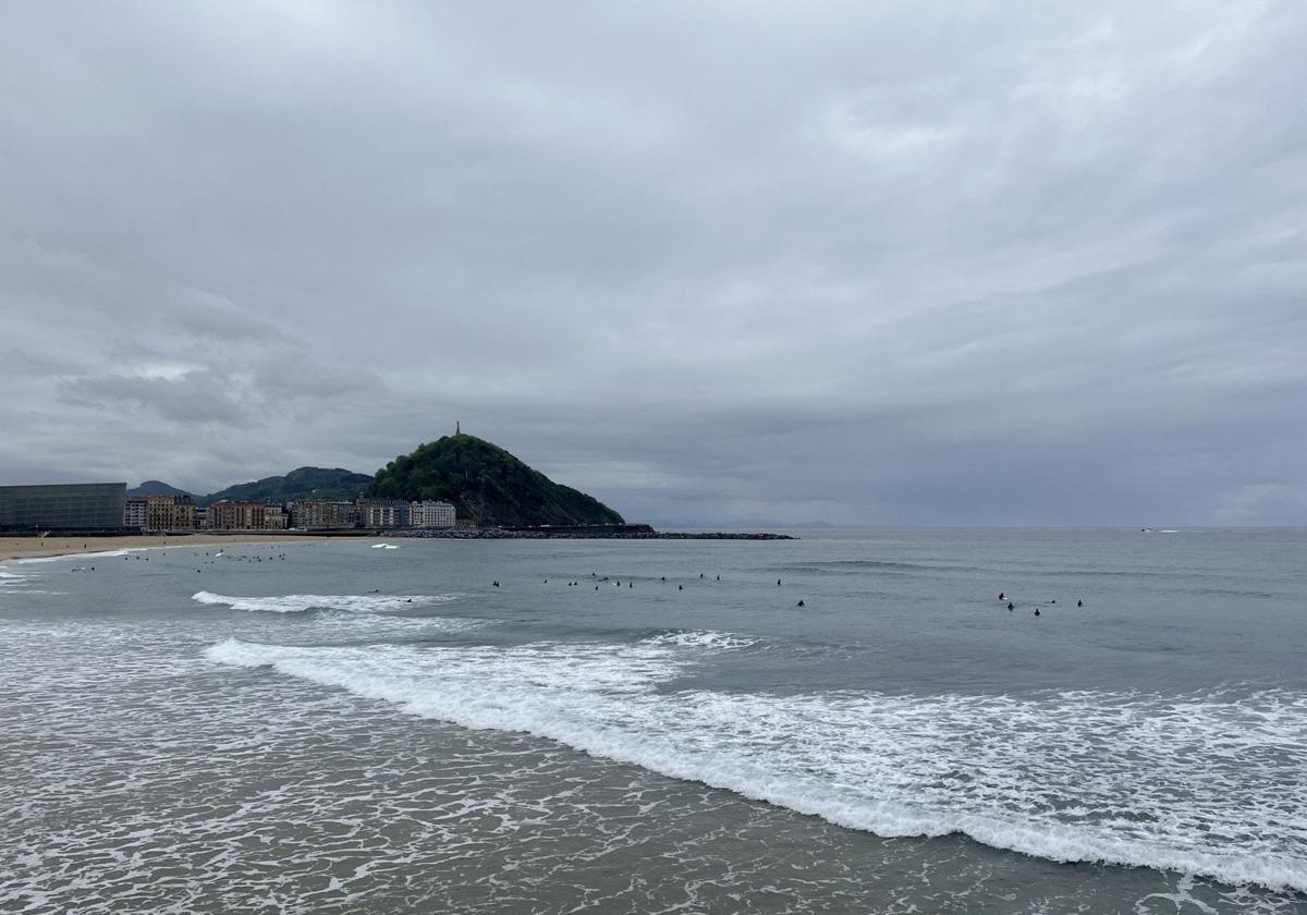 Vista de la playa donostiarra de Zurriola este martes por la mañana.