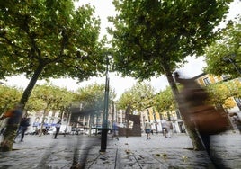La plaza del Triángulo, en el centro de Tolosa, es uno de los puntos de reunión de la ciudadanía.