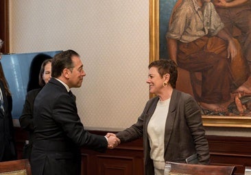 EH Bildu profundiza en su relación con el Gobierno y se reúne con el ministro de Exteriores Albares