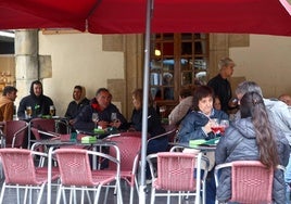 Terrazas en Zarautz la semana pasada. La hosteleria está tirando del empleo este mes.