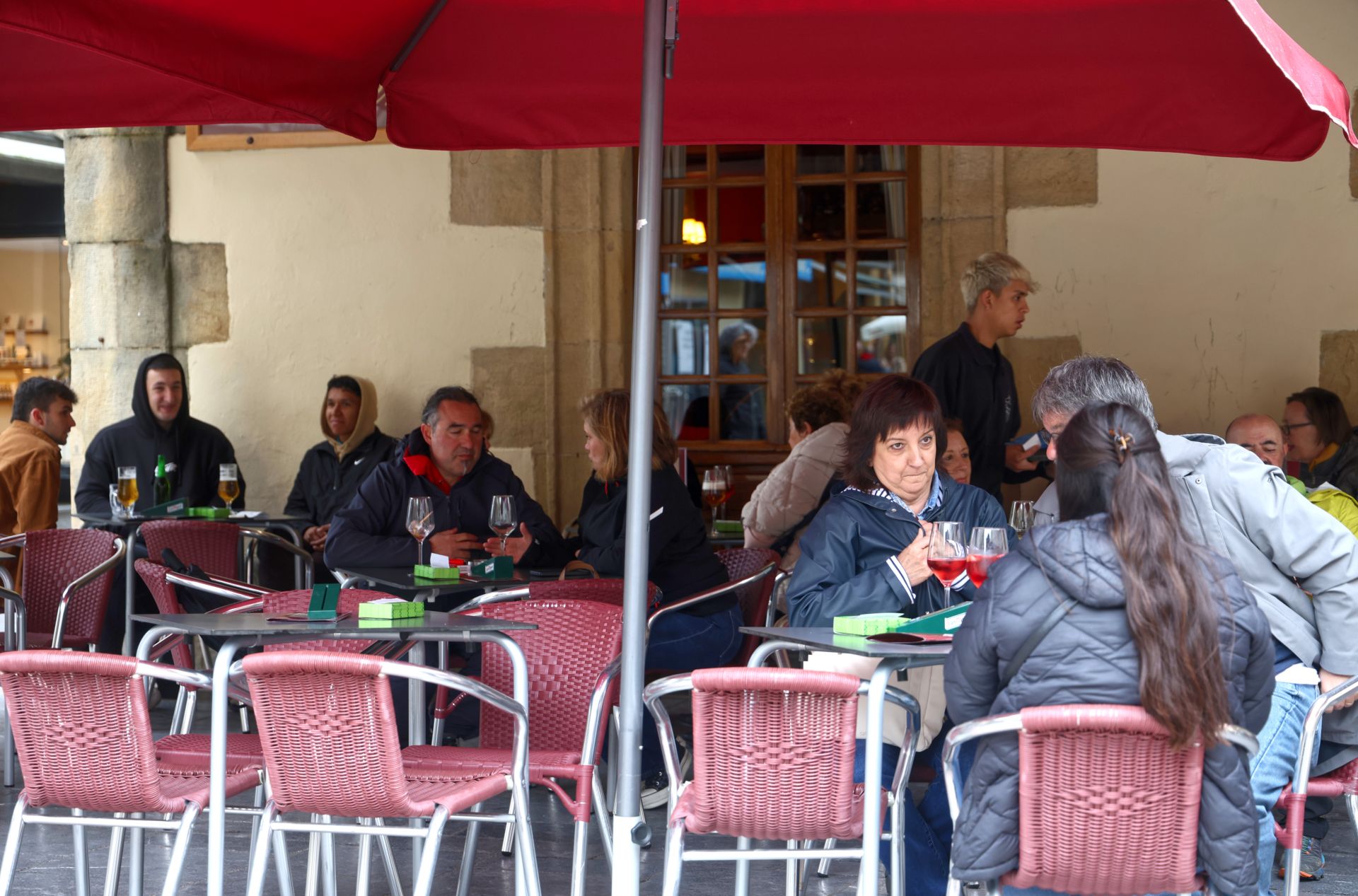 Terrazas en Zarautz la semana pasada. La hosteleria está tirando del empleo este mes.