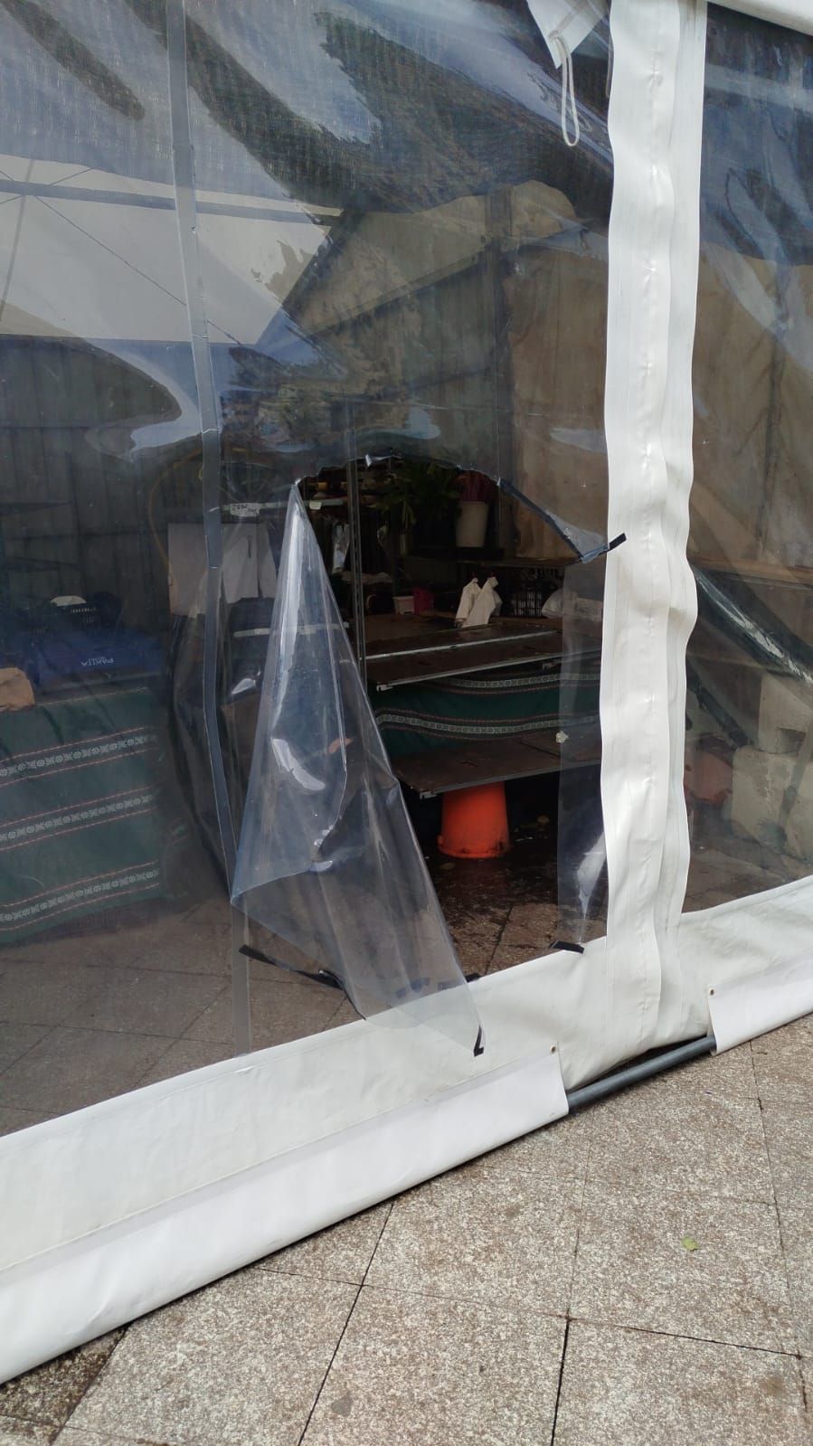 En la noche del martes al miércoles volvieron a entrar por la fuerza en la jaima de las caseras de la Bretxa, que cuenta con vigilancia los fines de semana. Es la enésima vez que se producen este tipo de acciones que cometen personas que pretenden llevarse dinero o algo de valor. Lo único que logran es dañar el material plástico de la carpa.