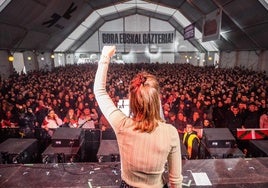Una de las portavoces de Ernai levanta el puño ante cientos de personas que acudieron al Topagune realizado en Berriozar.