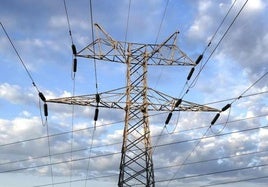 Muere en Vitoria tras caer de una torreta eléctrica a la subió para sustraer metal
