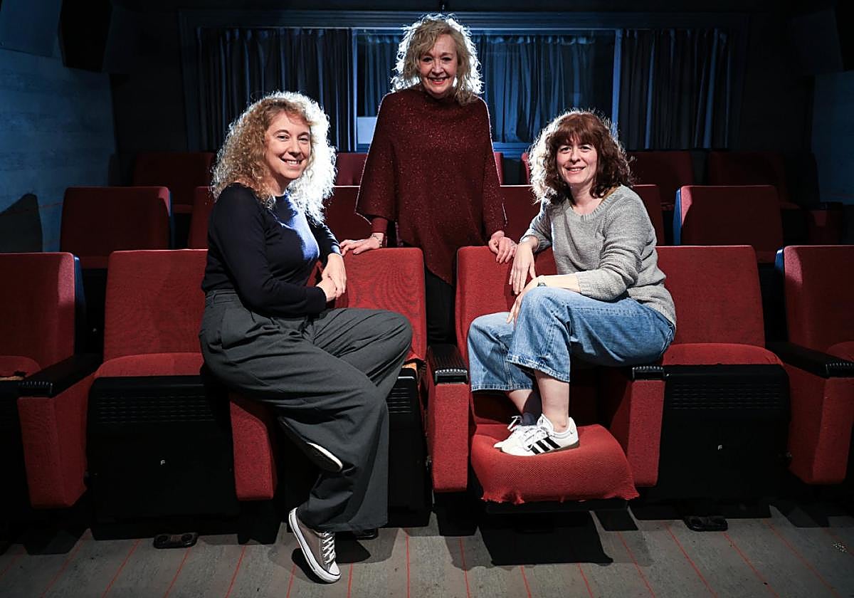 Falta el chico, Eneko, pero ahí están Cristina, Juncal y Marta, en la sala de lo que fue la Filmoteca.