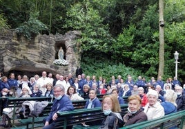 Guipuzcoanos en la gruta durante una de las peregrinaciones a Lourdes.