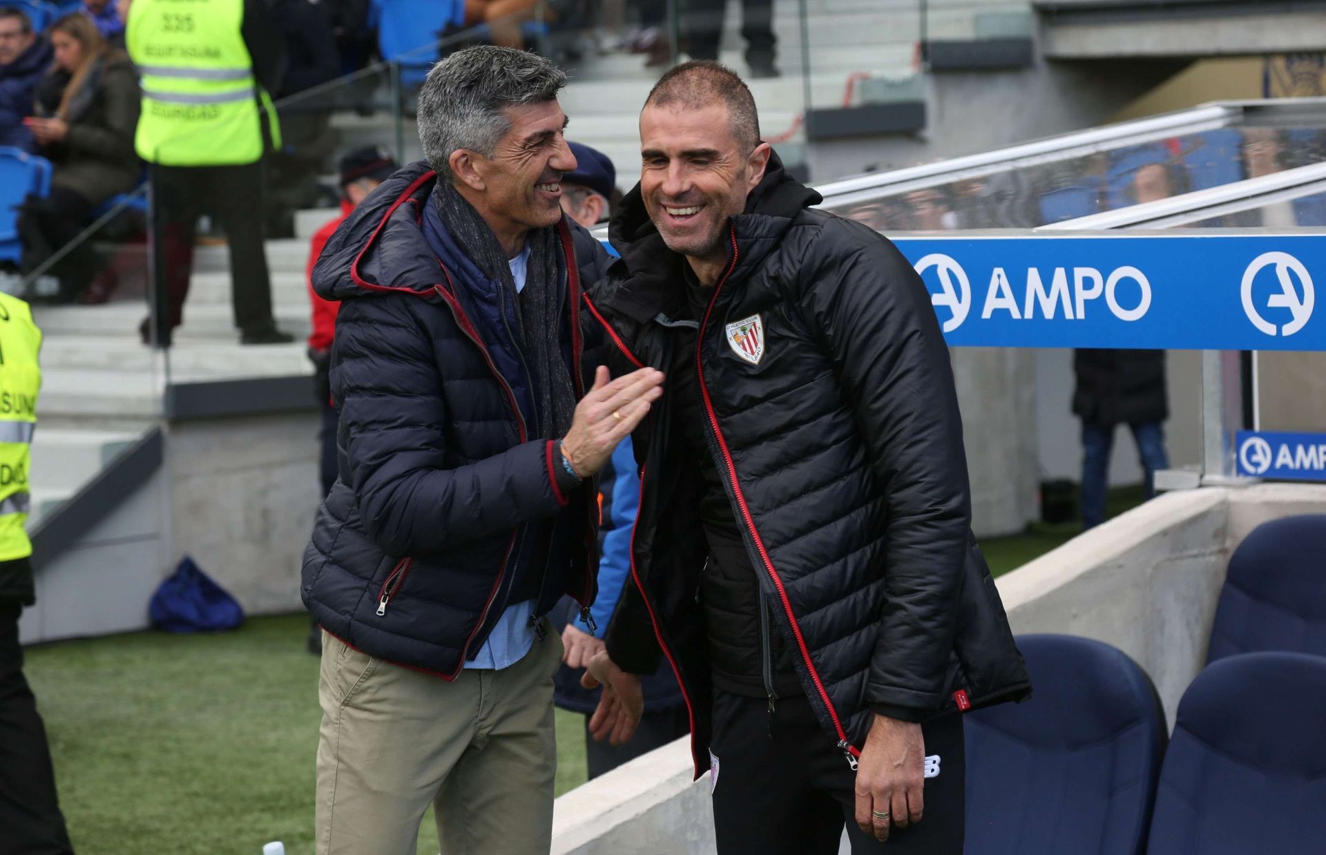 Imanol se saluda con Gaizka Garitano en su primer derbi vasco de Primera División. 2 de febrero de 2019.