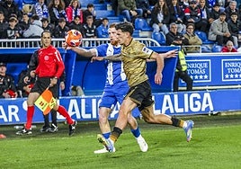 Javi López forcejea con Carlos Vicente.