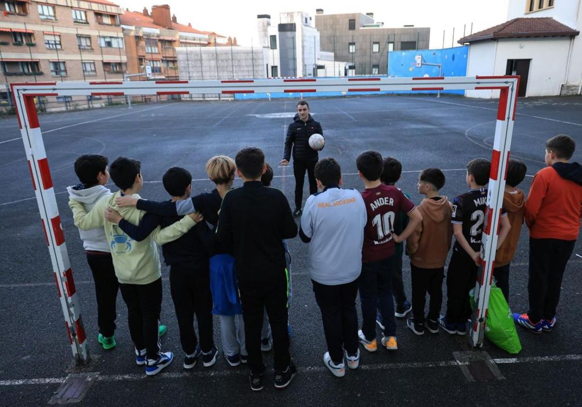 Un grupo de escolares al inicio de un entrenamiento de Multikirola.