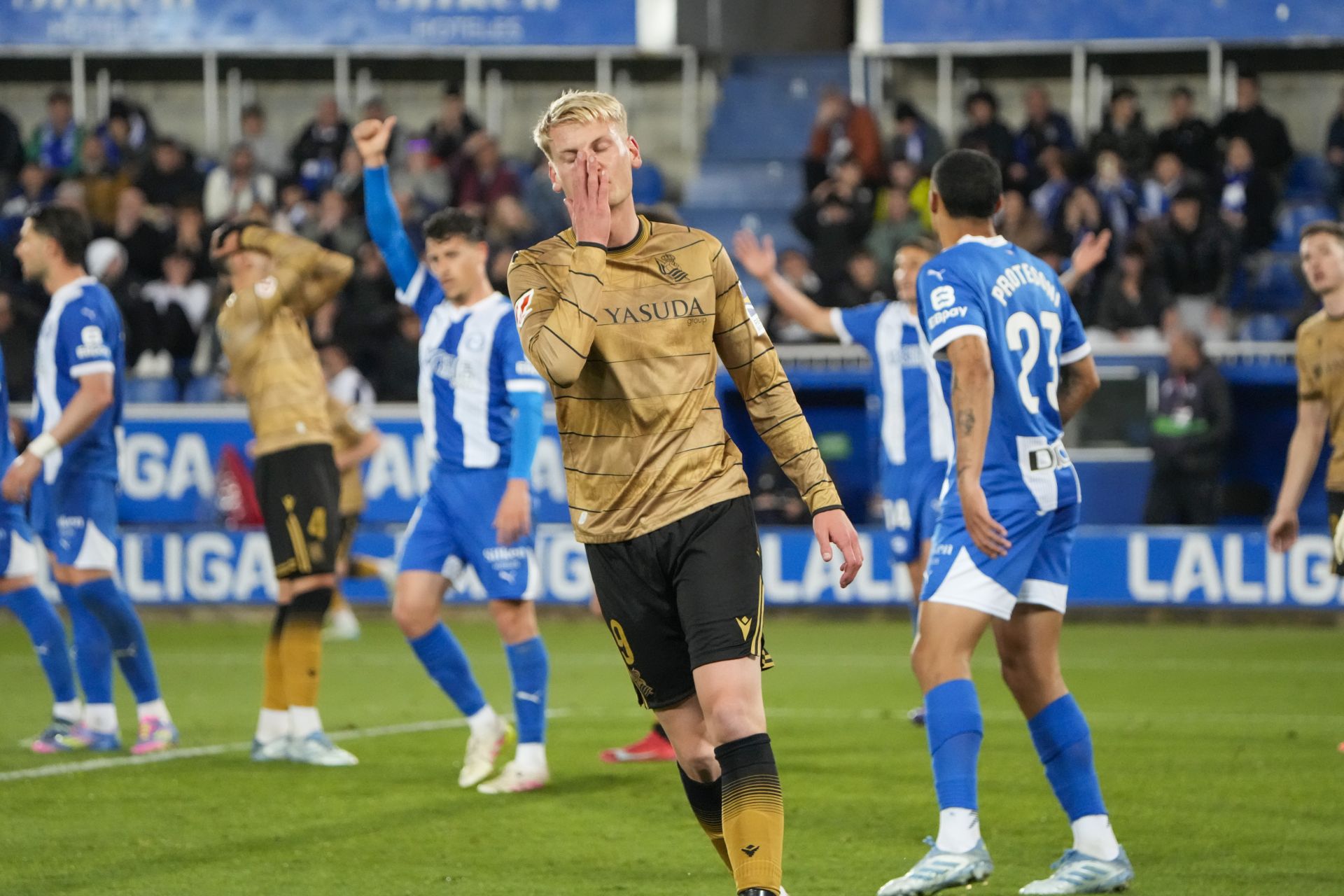 Óskarsson se lamenta tras una ocasión fallada.