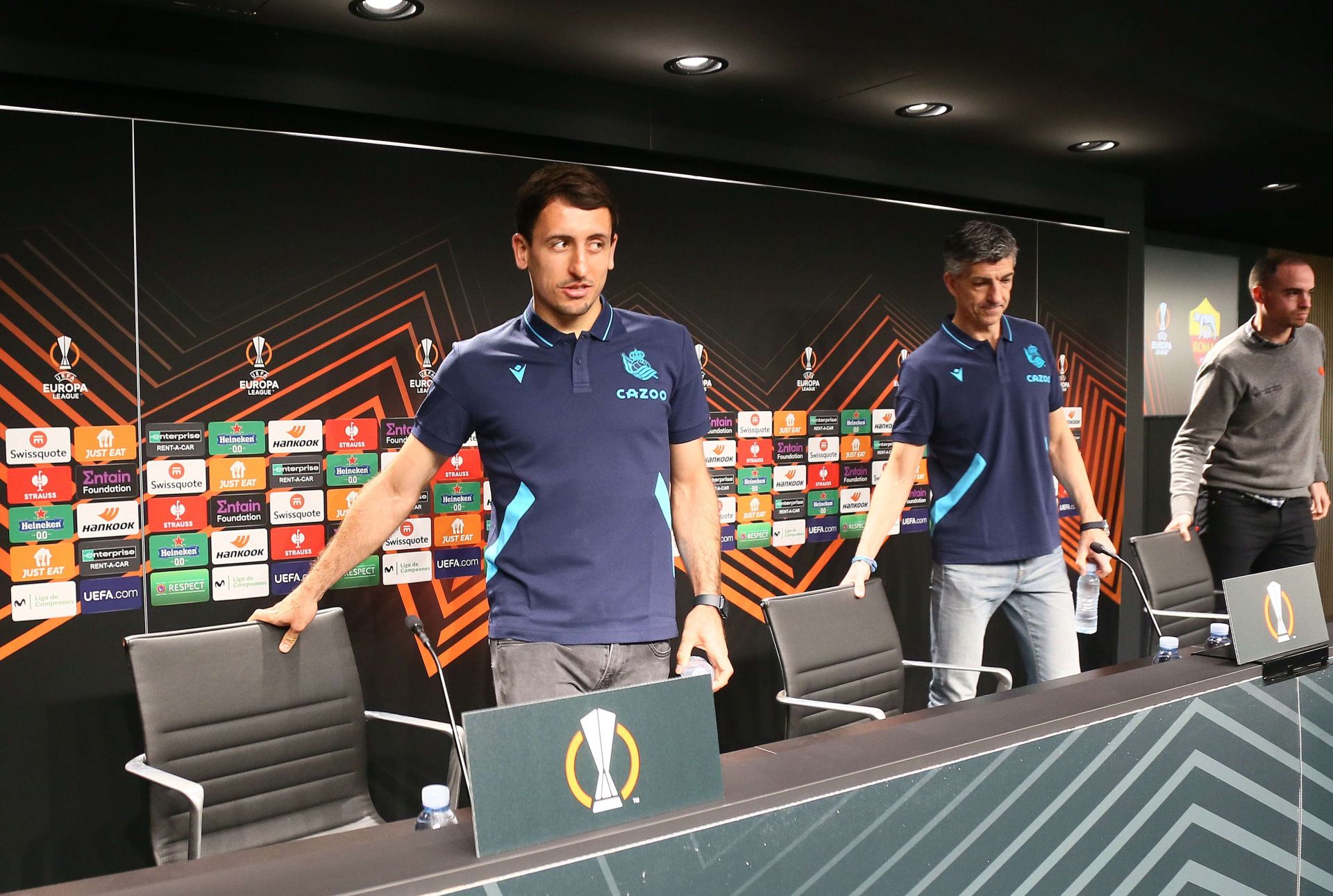 Oyarzabal e Imanol reciben a la prensa en la previa de los octavos de final de Europa League ante la Roma (15 de marzo de 2023).