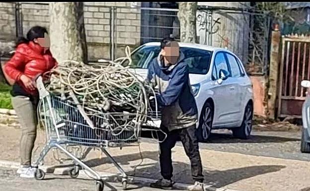 Dos ladrones de cable, en plena travesía hacia una chatarrería en Vitoria.