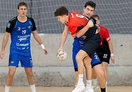 Xuban Otero bloquea a un rival en un partido de esta temporada.