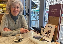 Yolanda González con sus dos útlimas obras, en Irun.