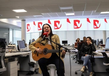 Valeria Castro interpreta su canción 'Debe Ser' en la redacción de DV