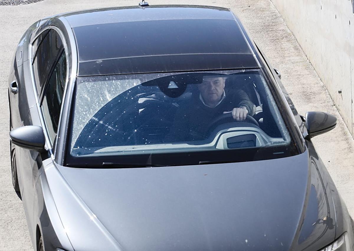 Imagen secundaria 1 - Sergio Francisco, Jokin Aperribay y Roberto Olabe entrando este viernes a las oficinas de Anoeta