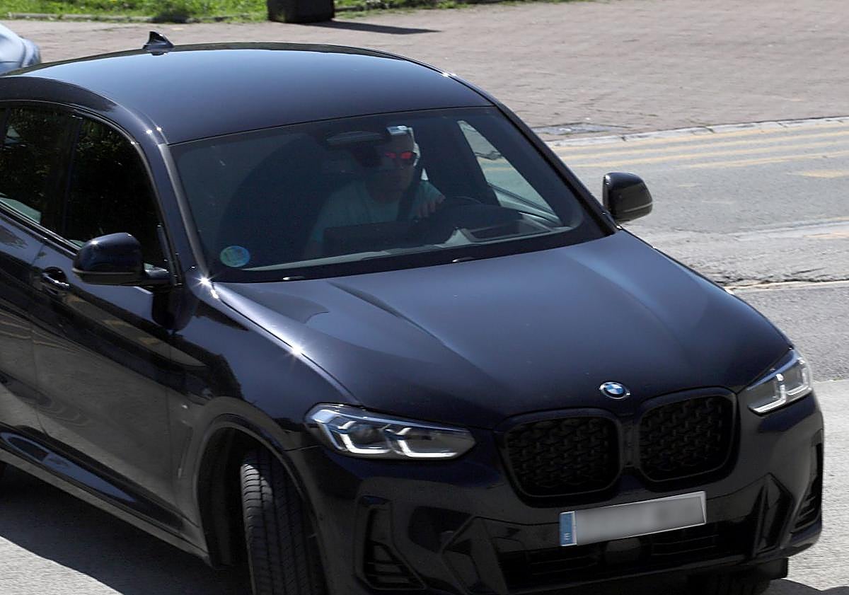 Imagen principal - Sergio Francisco, Jokin Aperribay y Roberto Olabe entrando este viernes a las oficinas de Anoeta