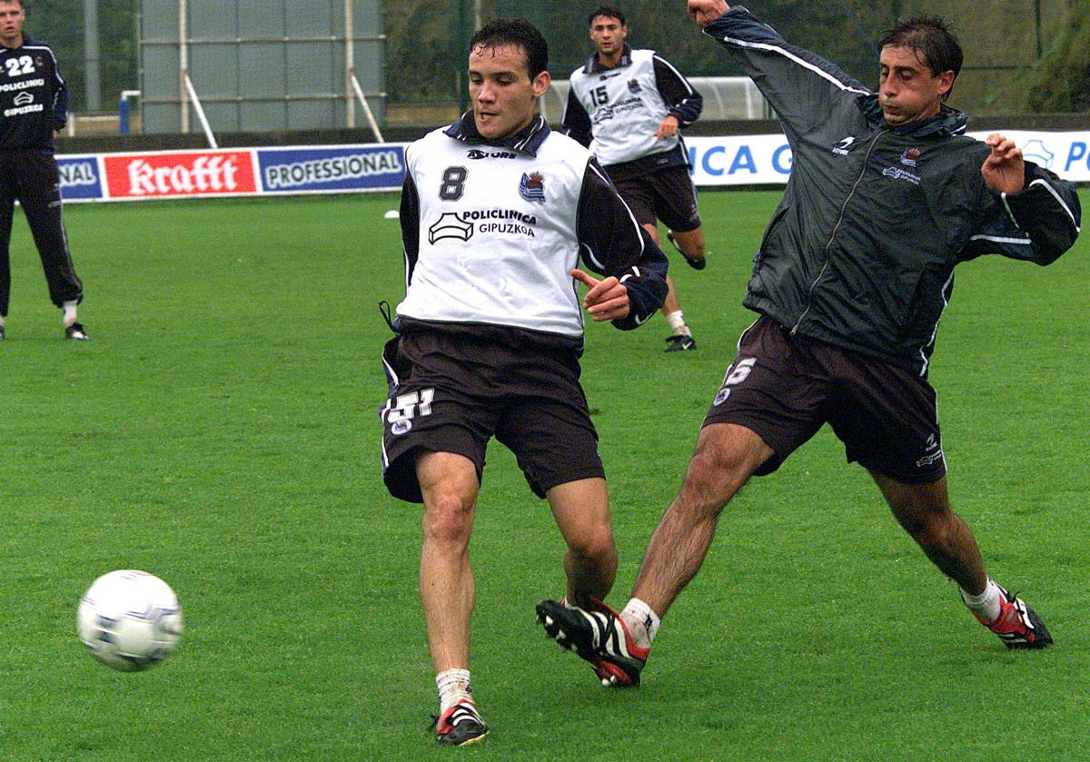 Imagen principal - Sergio Francisco entrenando en Zubieta con el primer equipo de la Real, en un partido con el Eibar y en su última etapa con el Real Unión.