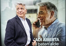 El presidente del PP en Euskadi, Javier de Andrés, en los exteriores de la sede bilbaína de su partido.