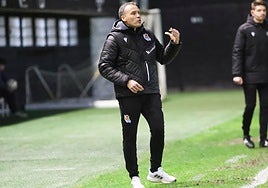 Sergio Francisco da instrucciones en el Stadium Gal de Irun durante el Real Unión-Sanse de esta temporada