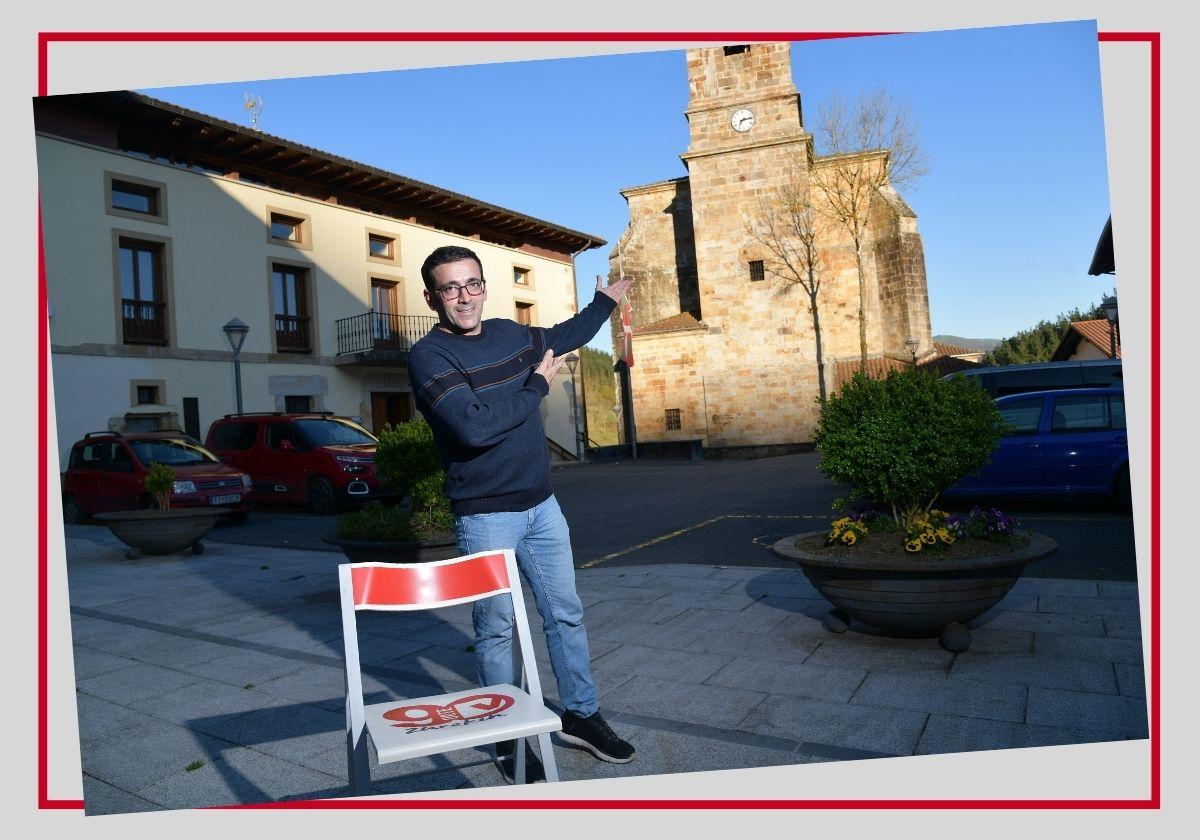 Kaan Gundogdu en la plaza, donde se reúne a diario con los vecinos y participa activamente en las fiestas patronales.