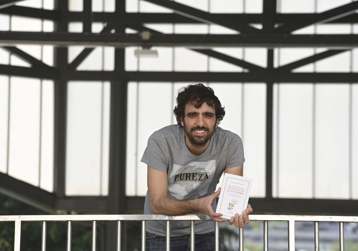 Urtzi Reguero, en Zizurkil, con un ejemplar de su libro 'Ni la mitad te creas'.