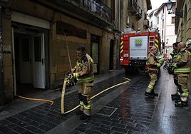 Las imágenes de los bomberos controlando el fuego registrado en un edificio en Errenteria