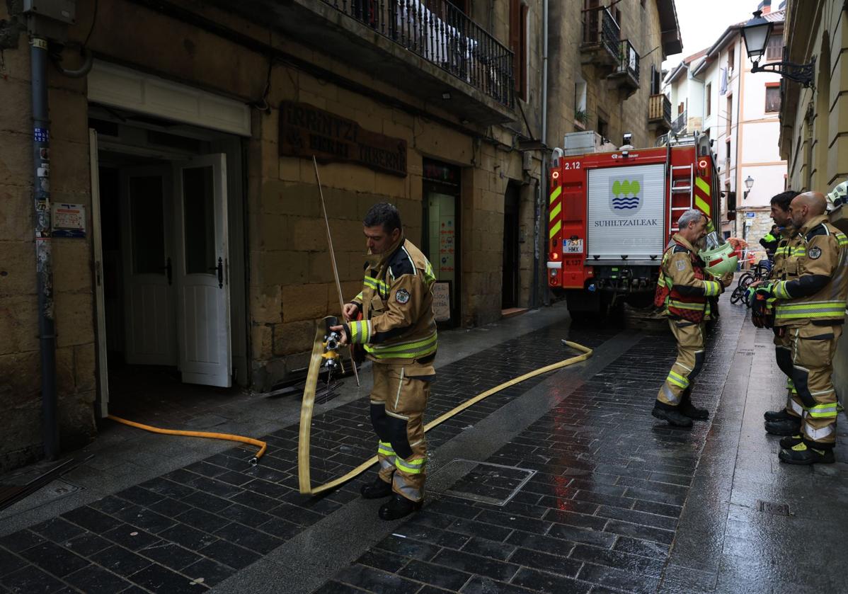 Las imágenes de los bomberos controlando el fuego registrado en un edificio en Errenteria