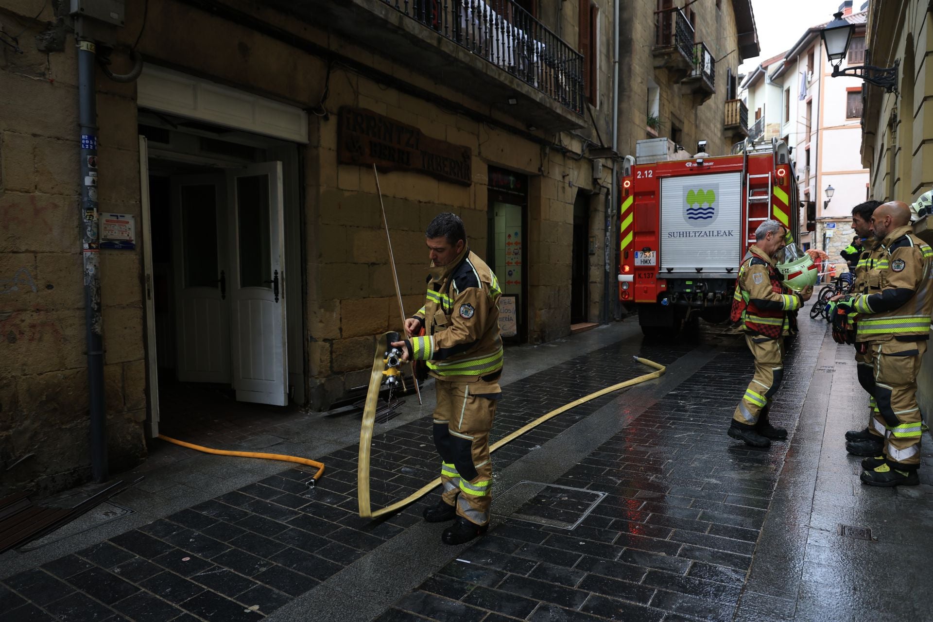 Las imágenes de los bomberos controlando el fuego registrado en un edificio en Errenteria