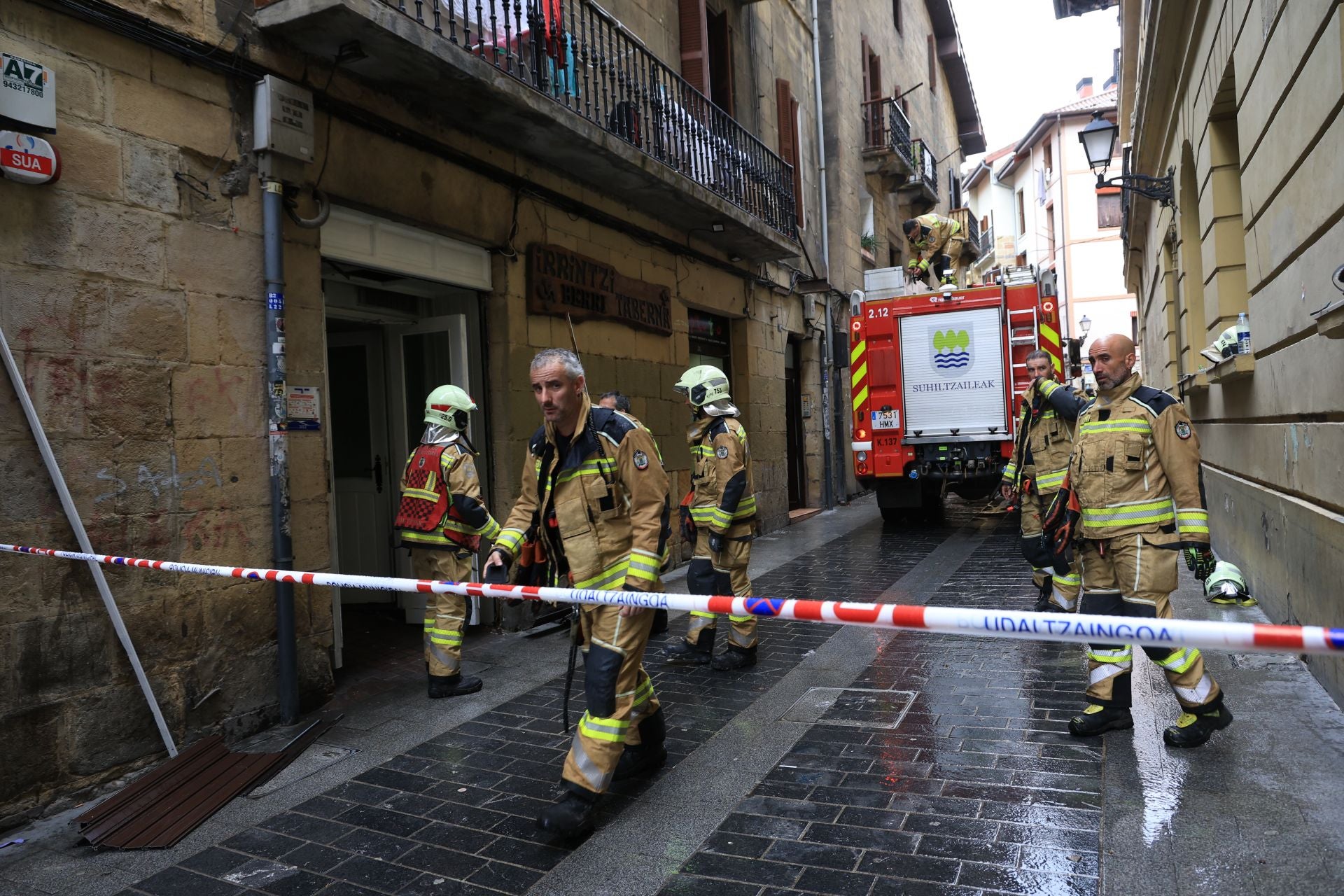 Las imágenes de los bomberos controlando el fuego registrado en un edificio en Errenteria