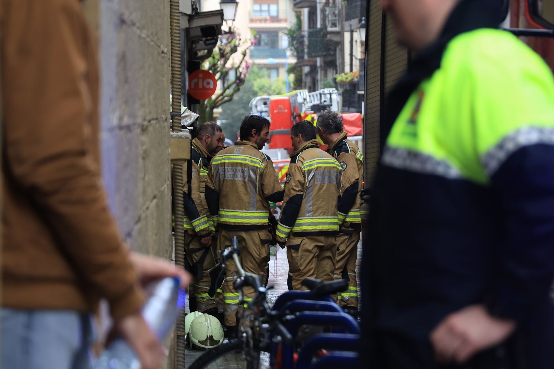 Las imágenes de los bomberos controlando el fuego registrado en un edificio en Errenteria