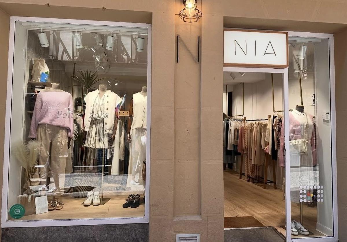 Cierra una conocida tienda de ropa en la Parte Vieja de San Sebastián: «Gracias a las clientas de todo corazón»