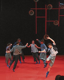 Seis bailarines subirán al escenario de Itsas Etxea en 'Ots'.