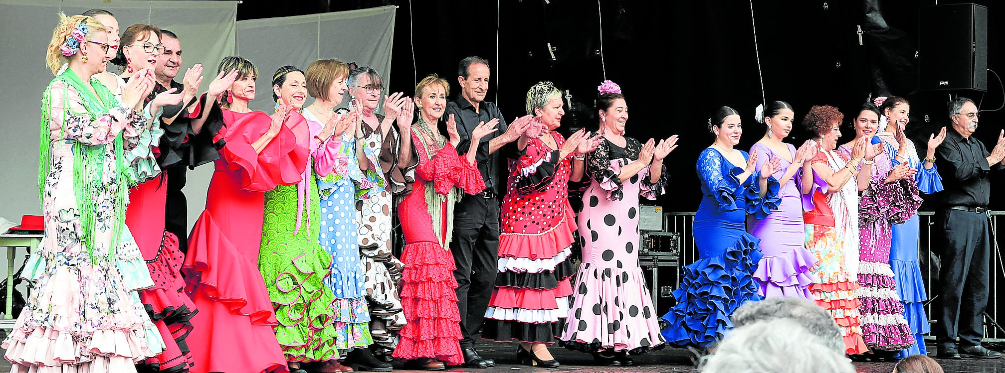Traje de flamenca y paraguas para disfrutar la fiesta