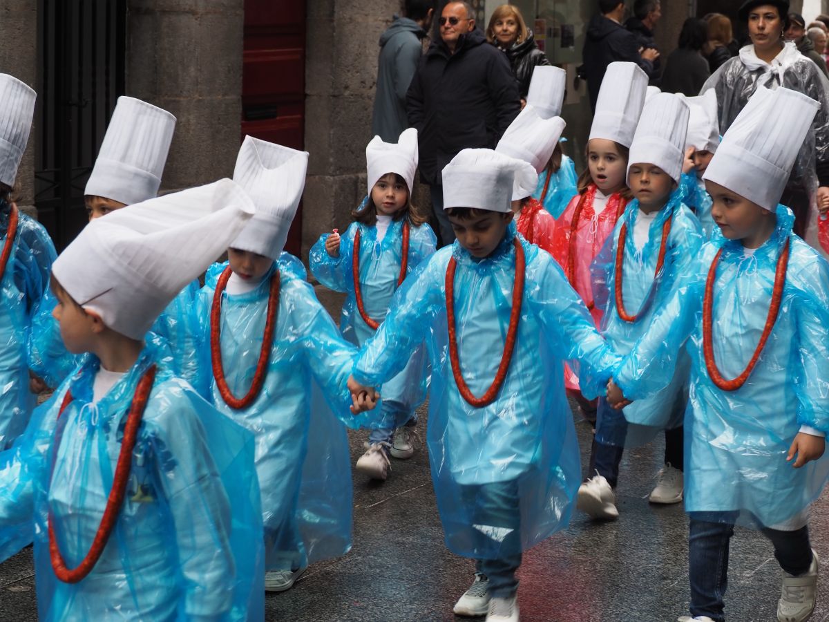 Haurren danborrada kaleen jabe egin da Azkoitian