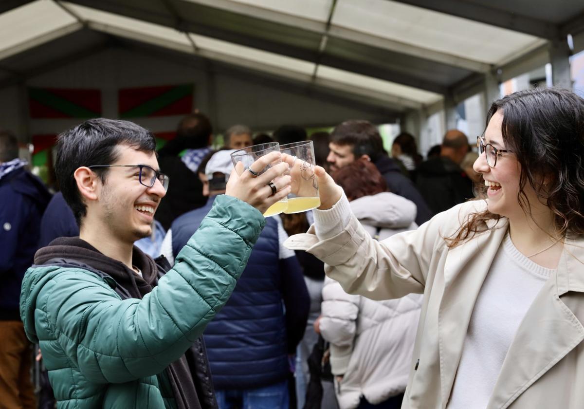 Reencuentros y sonrisas en el Sagardo Eguna a pesar de la lluvia