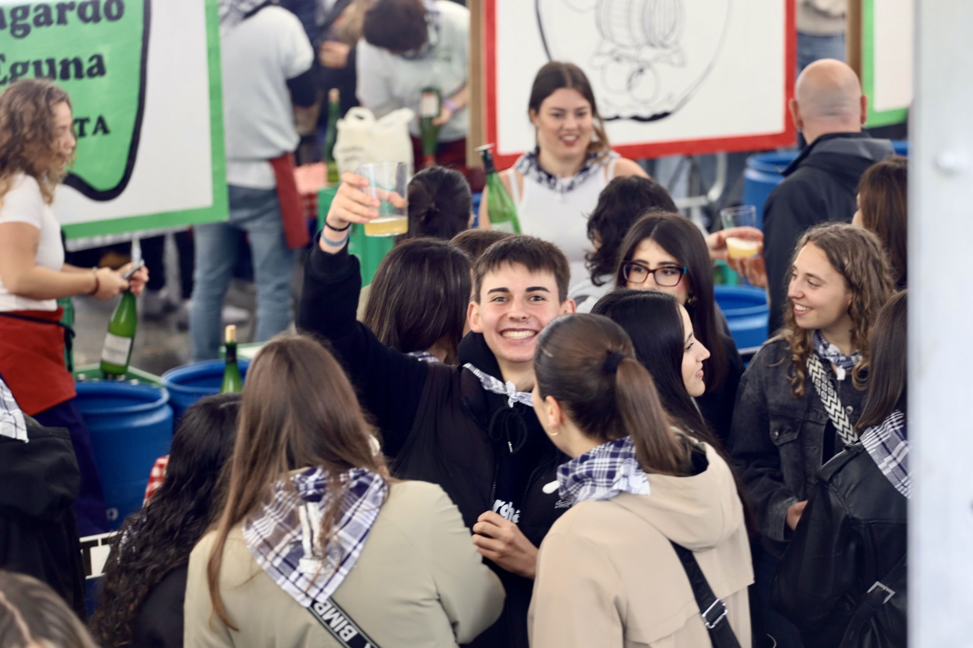 Reencuentros y sonrisas en el Sagardo Eguna a pesar de la lluvia